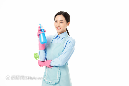 家政服务女性手拿喷壶和长柄清洁刷